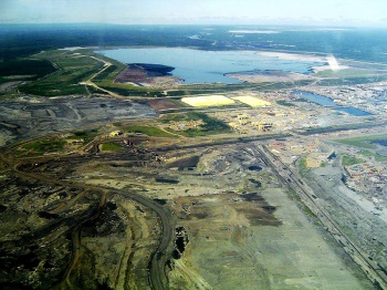 Syncrude Tailings Dam by Wikimedia Commons