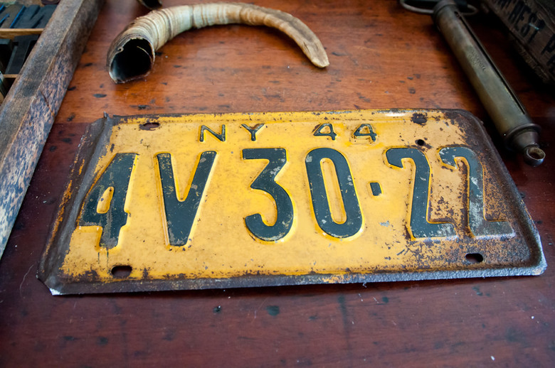 7 Old license plates can decorate the walls of your home