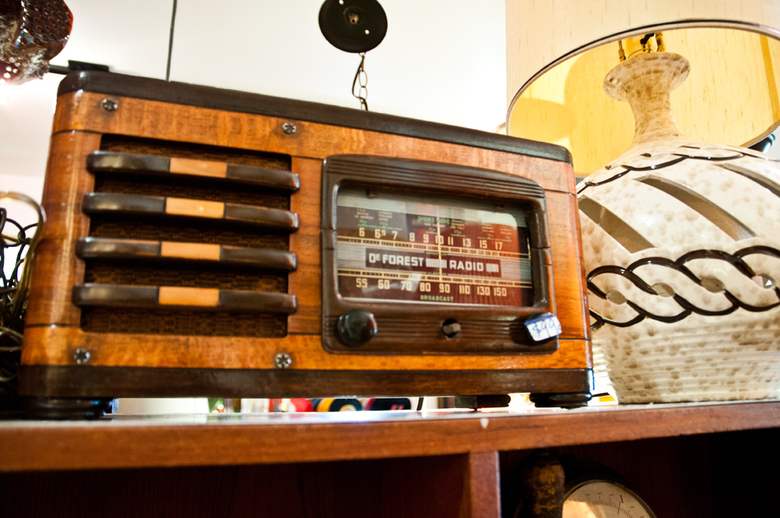 08 Antique Radio